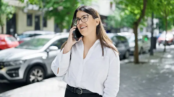 Ung Vacker Latinamerikansk Kvinna Ler Glad Talar Telefon Gatorna Madrid — Stockfoto