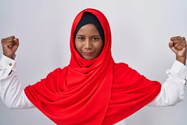 Jeune Femme Arabe Portant Écharpe Traditionnelle Islamique Hijab Montrant Les — Photo