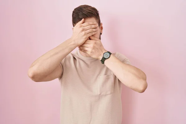 Латиноамериканец Бородой Стоит Розовом Фоне Закрывая Глаза Рот Руками Удивленный — стоковое фото