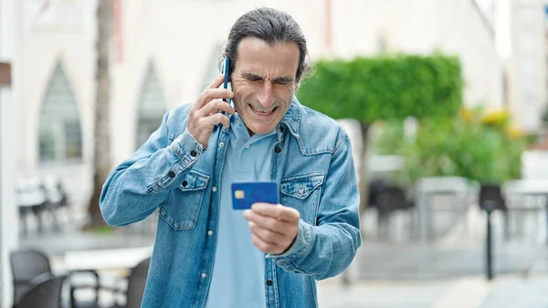 Middle Age Man Holding Credit Card Arguing Smartphone Coffee Shop — Stock Photo, Image