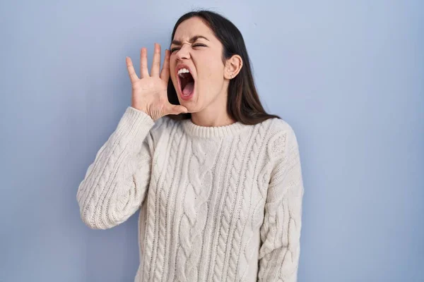 Young Brunette Woman Standing Blue Background Shouting Screaming Loud Side — ストック写真