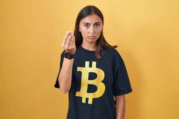 Mujer Hispana Joven Con Camiseta Bitcoin Haciendo Gesto Italiano Con —  Fotos de Stock