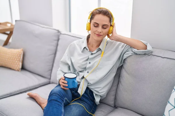 Mladá Žena Poslouchá Hudbu Pít Kávu Doma — Stock fotografie