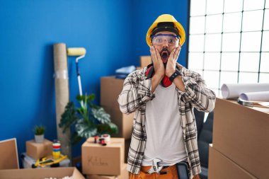 Sakallı, evde çalışan genç, İspanyol bir adam. Korkuyor ve şoka uğruyor. Şaşırmış ve şaşırmış bir yüz ifadesi var. 