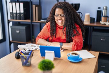 Afrika kökenli Amerikalı iş kadını ofiste video dokunmatik ped izliyor.