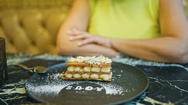 Middelbare Leeftijd Spaanse Vrouw Eet Milhoja Als Dessert Een Restaurant — Stockfoto