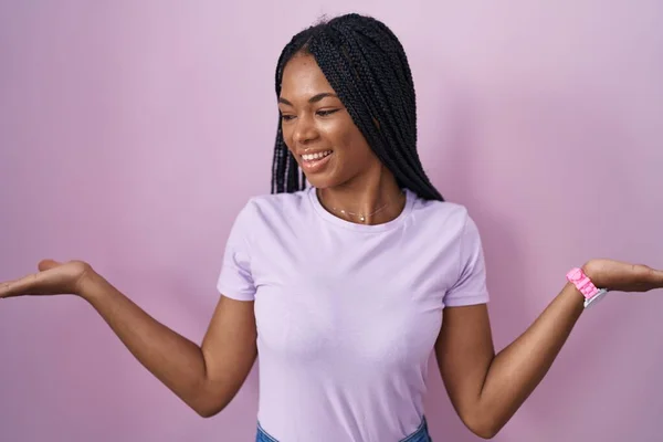 Donna Afroamericana Con Trecce Piedi Sfondo Rosa Sorridente Mostrando Entrambe — Foto Stock