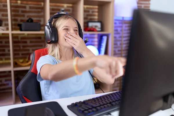 Joven Mujer Caucásica Jugando Videojuegos Con Auriculares Que Ríen Señalando — Foto de Stock