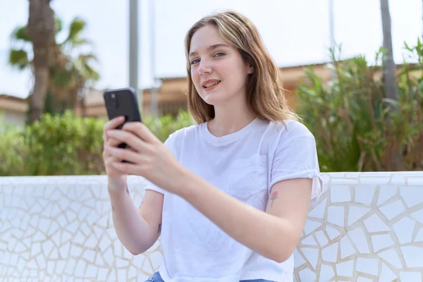 Jovem Caucasiana Sorrindo Confiante Usando Smartphone Parque — Fotografia de Stock