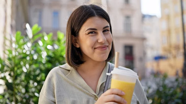 Jonge Mooie Spaanse Vrouw Die Bubbelthee Drinkt Straten Van Wenen — Stockfoto