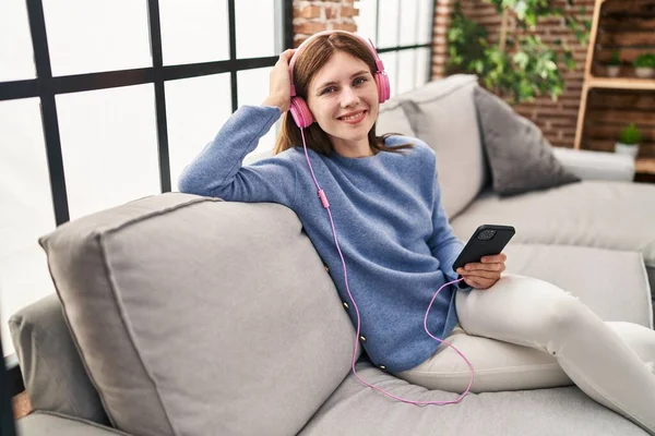 Young Blonde Woman Listening Music Sitting Sofa Home — Fotografia de Stock
