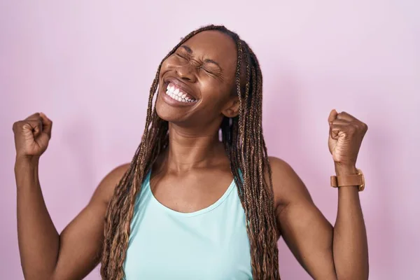 Afroameričanka Stojící Nad Růžovým Pozadím Oslavující Překvapený Ohromený Úspěch Zdviženýma — Stock fotografie
