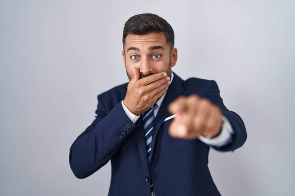 Yakışıklı Spanyol Takım Elbiseli Kravatlı Adam Sana Gülüyor Eli Ağzında — Stok fotoğraf