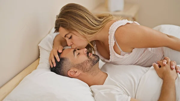 Hombre Mujer Pareja Acostados Cama Besándose Mientras Duermen Dormitorio — Foto de Stock