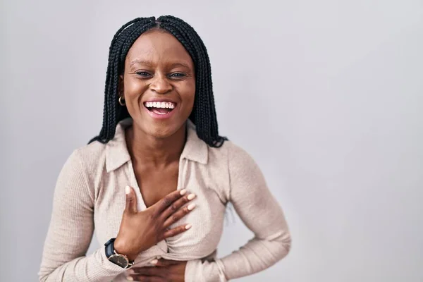 Mujer Africana Con Trenzas Pie Sobre Fondo Blanco Sonriendo Riendo —  Fotos de Stock