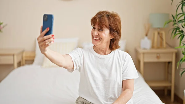 Middle Age Woman Having Video Call Sitting Table Bedroom — Stock Photo, Image