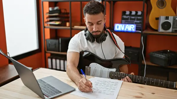 Jeune Homme Arabe Musicien Jouant Guitare Électrique Composer Chanson Studio — Photo