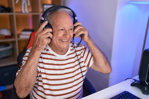 Edad Media Gris Hombre Streamer Sonriendo Confiado Sentado Mesa Sala —  Fotos de Stock