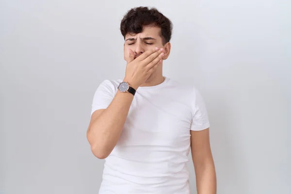 カジュアルな白いTシャツを着ている若い非バイナリの男性は 手で口を覆う疲れた疲れました 落ち着かない眠り — ストック写真