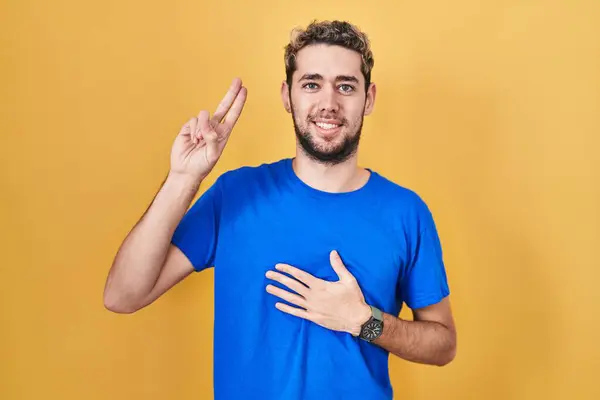 Латиноамериканец Бородой Стоящий Жёлтом Фоне Улыбающийся Ругающийся Поднятой Рукой Груди — стоковое фото