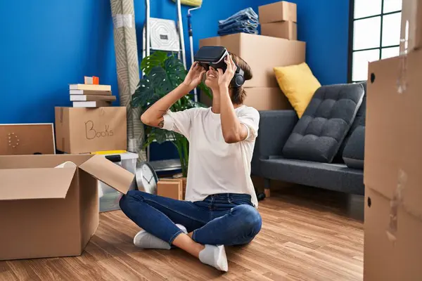 Young Beautiful Hispanic Woman Playing Video Game Using Virtual Reality — 스톡 사진