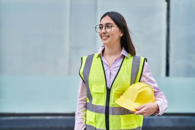 Genç İspanyol kadın mimar gülümsüyor. Kendine güveni tam.