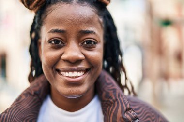 Sokakta kendine güvenen Afrikalı Amerikalı kadın gülümsüyor