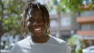 Afro-Amerikan adam gülümsüyor. Kendine güveniyor.