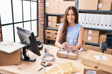 Genç, güzel, İspanyol bir kadın. İş adamı, gülümsüyor. Kendine güveni tam.