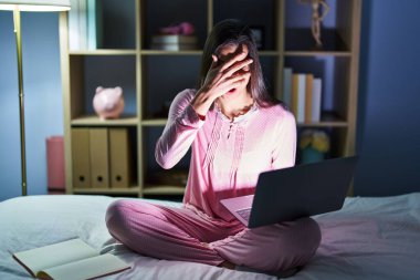 Genç İspanyol kadın bilgisayarını yatağın üzerinde kullanıyor. Şoka girip yüzünü ve gözlerini kapatıyor. Utanmış ifadesiyle parmaklarından bakıyor.. 