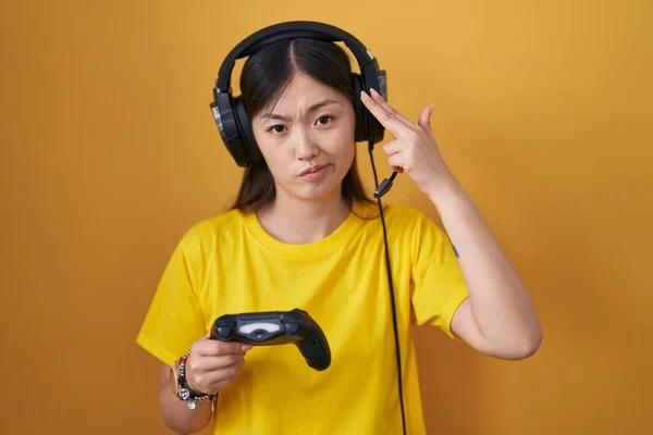Chinesische Junge Frau Spielt Videospiel Mit Controller Schießen Und Sich — Stockfoto