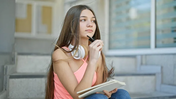 Giovane Bella Ragazza Studente Prendere Appunti Seduto Sulle Scale Pensando — Foto Stock