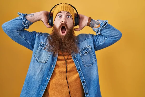 Homme Caucasien Longue Barbe Écoutant Musique Aide Écouteurs Fou Effrayé — Photo