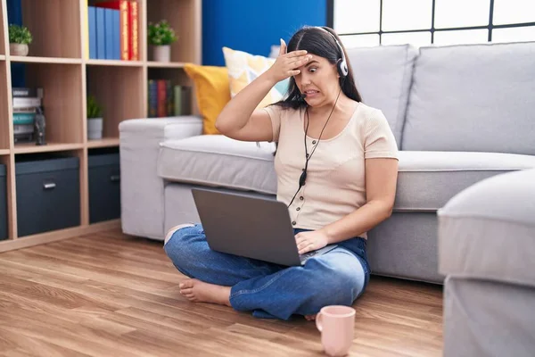 Young Hispanic Woman Using Laptop Home Stressed Frustrated Hand Head — Stok fotoğraf