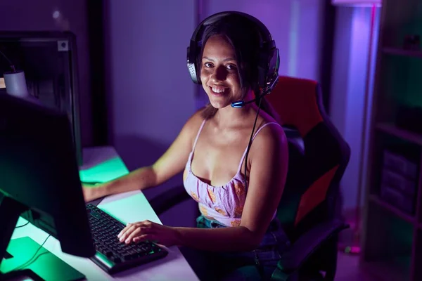 Young Hispanic Woman Streamer Smiling Confident Playing Video Game Gaming — Fotografia de Stock