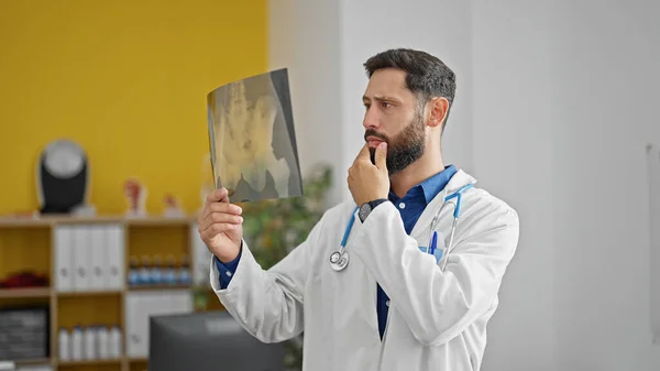 Junge Hispanische Mann Arzt Suchen Röntgenbild Der Klinik — Stockfoto