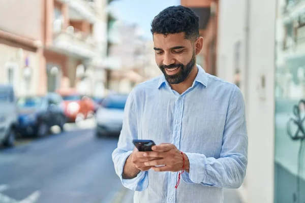 Молодий Арабський Чоловік Посміхається Впевнено Використовуючи Смартфон Вулиці — стокове фото