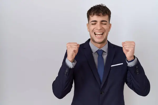 Joven Hombre Negocios Hispano Vistiendo Traje Corbata Emocionado Por Éxito — Foto de Stock
