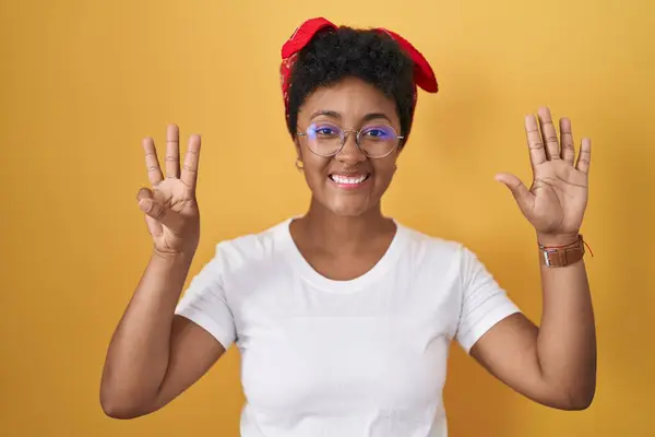 Genç Afrikalı Amerikalı Kadın Sarı Arka Planda Duruyor Numaralı Parmaklarıyla — Stok fotoğraf