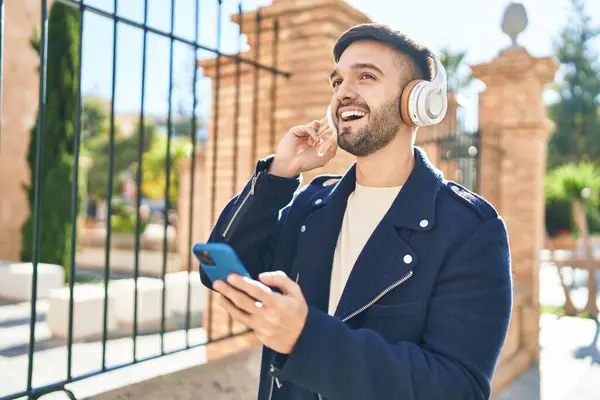 Sokakta Müzik Dinlerken Kendinden Emin Gülümseyen Spanyol Genç Adam — Stok fotoğraf