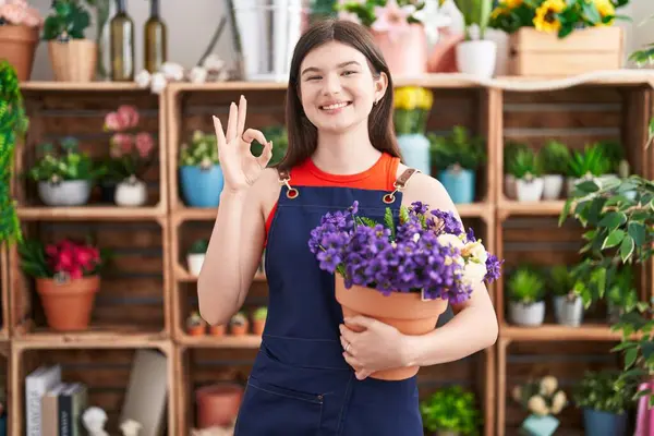 Joven Mujer Caucásica Trabajando Floristería Sosteniendo Maceta Con Flores Haciendo —  Fotos de Stock