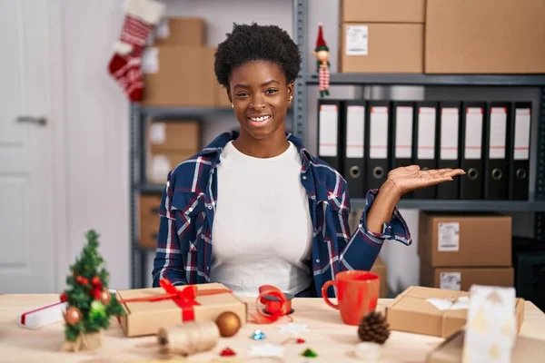 Afroamerikanerin Arbeitet Einem Kleinen Geschäft Und Macht Weihnachtsdekoration Lächelt Fröhlich — Stockfoto