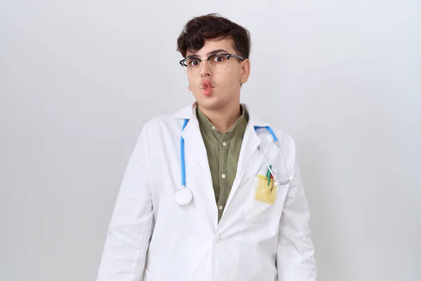 Joven Hombre Binario Vistiendo Uniforme Médico Estetoscopio Haciendo Cara Pez — Foto de Stock
