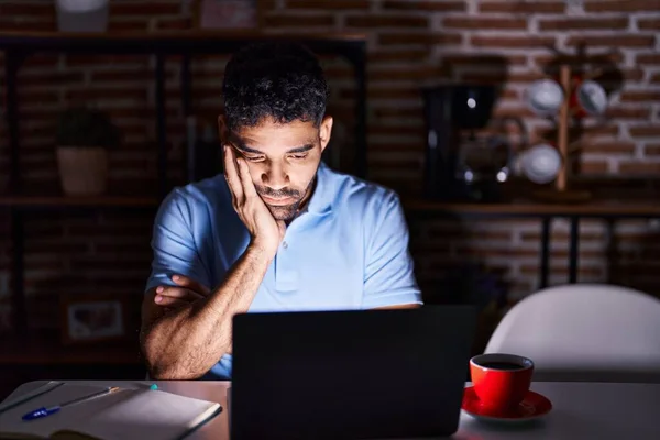 Homem Hispânico Com Barba Usando Laptop Noite Pensando Cansado Entediado — Fotografia de Stock