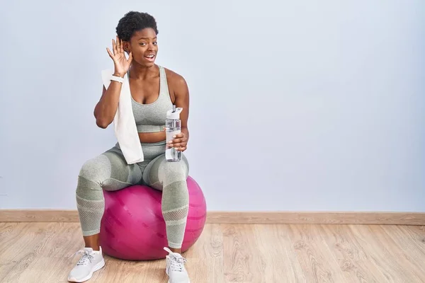 Spor Giyimli Afro Amerikalı Bir Kadın Pilates Topunun Üzerine Oturmuş — Stok fotoğraf