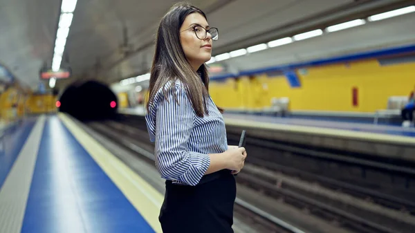 Jonge Mooie Spaanse Vrouw Wachtend Metro Met Behulp Van Smartphone — Stockfoto