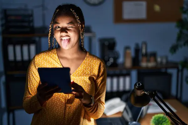 Afroamerikanerin Mit Zöpfen Die Nachts Büro Arbeiten Mit Tablette Die — Stockfoto