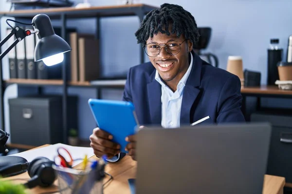 Африканский Американский Бизнесмен Работающий Ноутбуке Тачпаде Офисе — стоковое фото