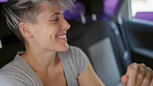 Jonge Vrouw Passagier Zit Auto Glimlachend Straat — Stockfoto