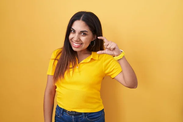 Mulher Árabe Jovem Sobre Fundo Amarelo Sorrindo Gestos Confiantes Com — Fotografia de Stock